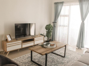 Modern 2 bedroom apartment close to shops & beach
